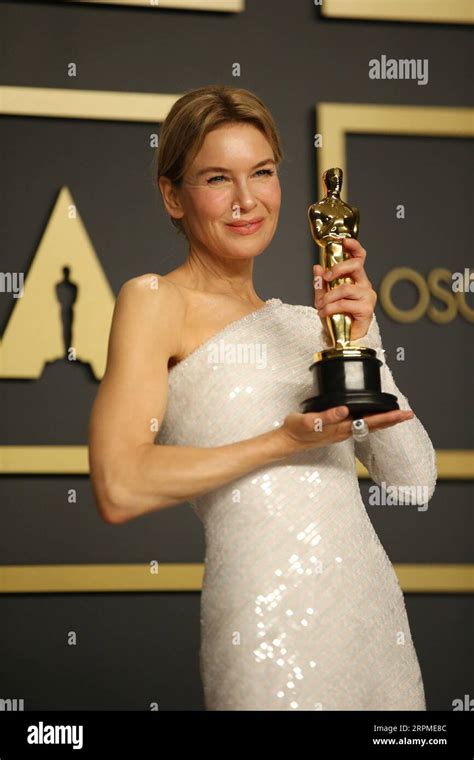 Actress Renee Zellweger With Her Award For Best Actress Hi Res Stock