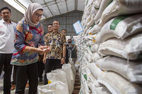 Pendistribusian Bantuan Pangan ANTARA Foto