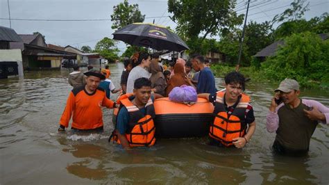 Indonesia Floods At Least 19 Dead 7 Missing As Landslide And Flash Floods Hit Sumatra Island