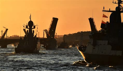 Parade Kapal Perang Rusia Jelang Perayaan Hari Angkatan Laut Foto