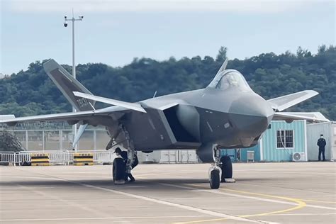 First Ever On-The-Ground Appearance Of China's J-20 Fifth-Gen Stealth ...