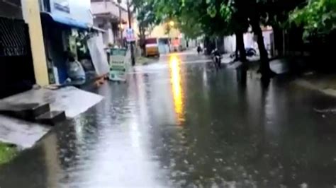 Tn Overflowing Water From Chitlapakkam Lake Enters Residential Area In