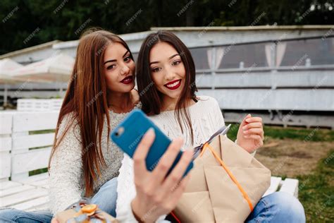 Les Filles Prennent Une Photo Automatique Avec Un Téléphone Photo