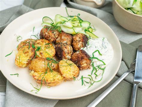 Grekiska färsbullar med tzatziki och rostad potatis Köket se