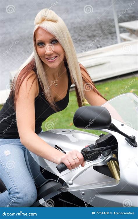 Fille Sur Une Moto Photo Stock Image Du Fuselage Fascinant 7754468