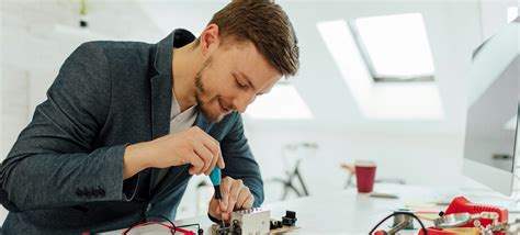 What Does a Hardware Engineer Do? Your 2025 Guide | Coursera