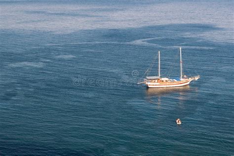 Barco De Vela Y Motora En El Mar Foto De Archivo Imagen De Viaje