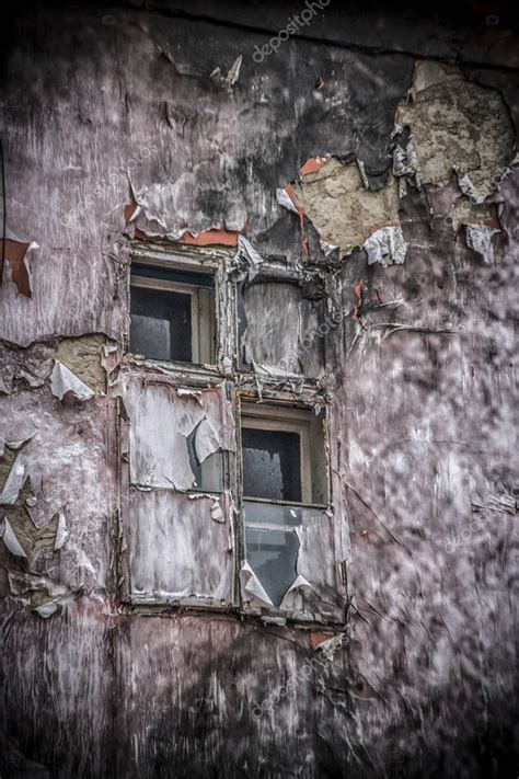 Una Ventana Arruinada En Un Viejo Edificio Abandonado