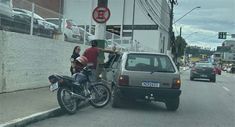 VÍDEO Carro bate em poste no Centro de Brusque