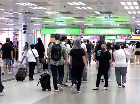 有市民到內地掃墓 有人繼復活節假期後再北上消費 新浪香港