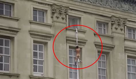 Buckingham Palace NAKED NUDE Man Escapes Out Of Window