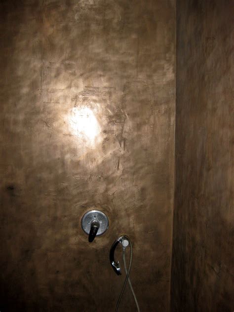 Shower InnoMetal Bronze. Wand einer Dusche mit InnoMetal Bronze ...