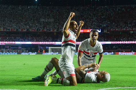 Eleito craque do jogo Lucas Moura vibra vitória e tranquiliza