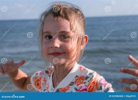 Une Jeune Fille De Ans Joue Sur Le Bord De Mer Photo Stock Image