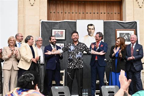 Miguel Poveda Emocionado Tras Recibir La Insignia De Oro De Un Templo