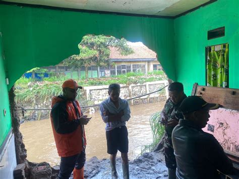 102 Rumah Rusak Diterjang Angin Kencang Dan Banjir Bandang Di Kabupaten