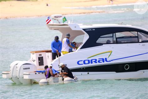 Lewis Hamilton Em Trancoso Piloto Flagrado Juliana Nal Em Barco