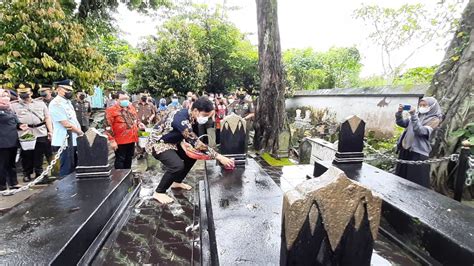 Foto Gibran Rela Hujan Hujanan Ziarah Makam Leluhur Raja Mataram