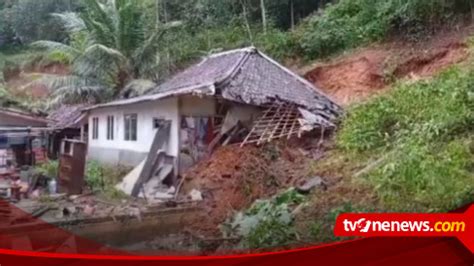 Diguyur Hujan Deras Tebing Longsor Timpa Rumah Warga Di Tasikmalaya