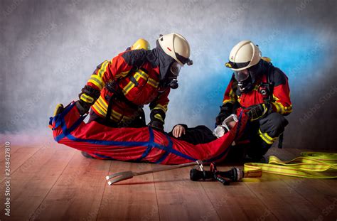 Feuerwehr Angriffstrupp Menschenrettung Mit Atemschutz Tragetuch Und