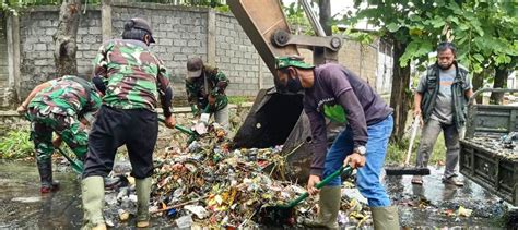 Satgas Citarum Sektor 21 Subsektor 13 Cimahi Kolaborasi Angkat Sampah