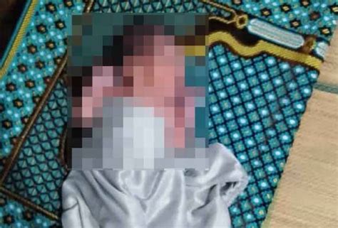 Bayi Masih Bertali Pusat Berbalut Telekung Ditemui Di Masjid Astro Awani