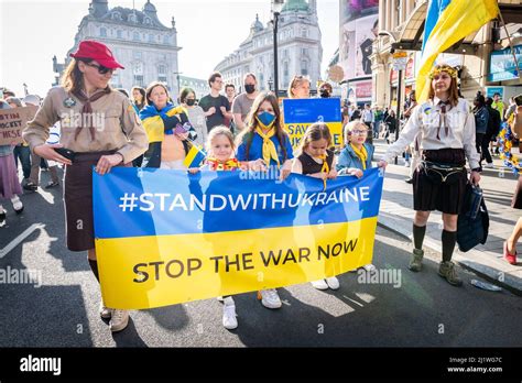 Tausende Marschieren Solidarisch Gegen Den Krieg In Der Ukraine