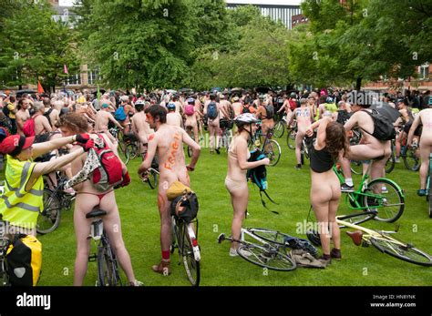 World Naked Bike Ride Manchester 2016 Teilnehmer Stockfotografie Alamy