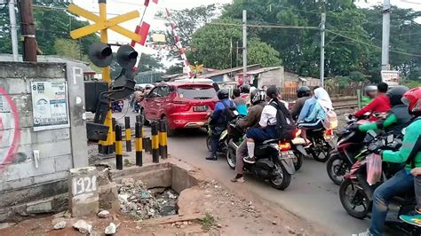 Moment Langka Kereta Api KRL Perlintasan KA Stasiun Pondok Ranji YouTube