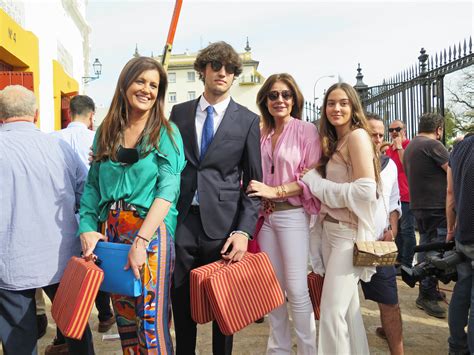 Nuria González con sus hijos Iván y Alma Fernández Tapias y su hermana