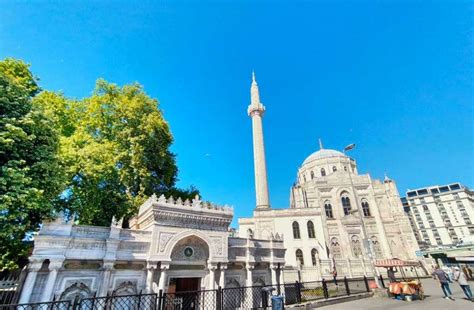 Pertevniyal Valide Sultan Cami Tarihçesi Mimari Özellikleri Nerede