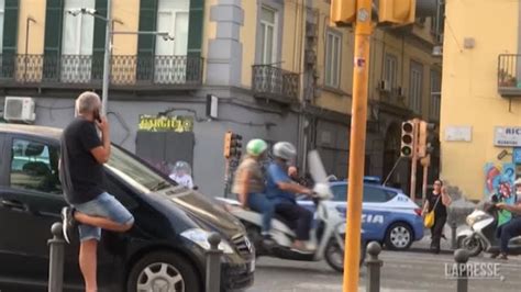 Samuele Fiori E Dediche Sotto Casa Del Piccolo Caduto Dal Balcone Il