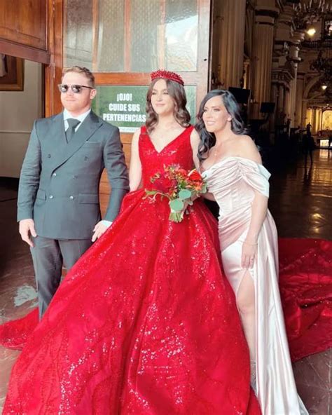 The imposing dress with a 4-meter train of the daughter of Canelo ...