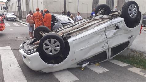 Carro Capota Ap S Colis O Entre Dois Ve Culos E Deixa Passageira