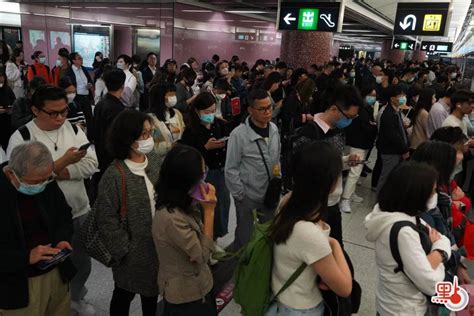 花車巡遊人潮管制 尖沙咀站及尖東站多個出口暫時關閉 港聞 點新聞