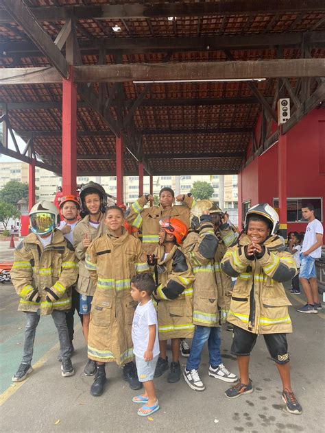 Bombeiros do Rio realizam atividades educativas crianças de projeto