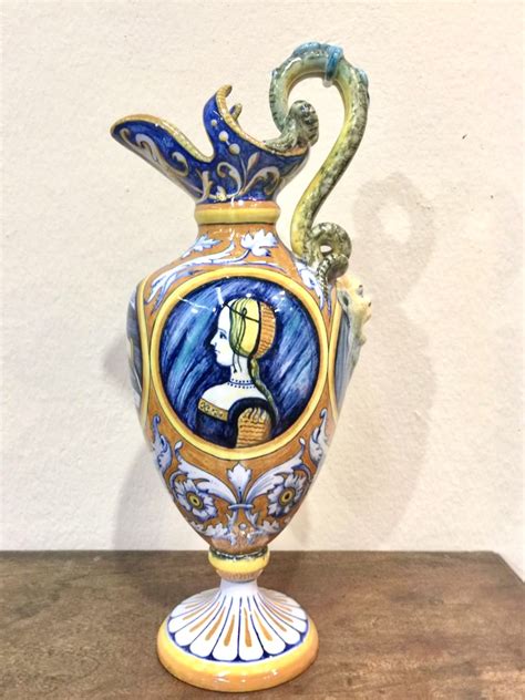 Versatoio In Maiolica Stile Casteldurante Con Medaglioni Con Profili