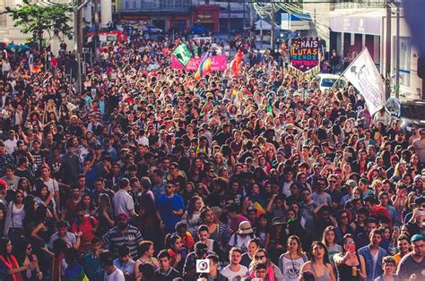 Marcha pela Diversidade bloqueia ruas do Centro de Curitiba Trânsito