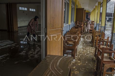 SEKOLAH TERDAMPAK BANJIR BANDANG DI GARUT ANTARA Foto