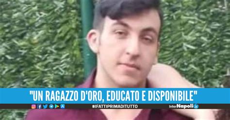 Lacrime A Torre Annunziata Il 22enne Enrico Muore Davanti Ai Genitori