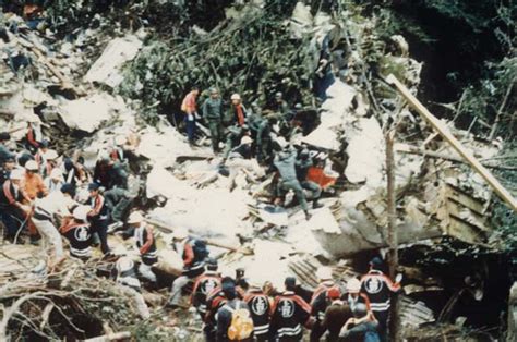 日本航空ジャンボ機墜落事故現場の現場での生存者救：日航機墜落事故 写真特集：時事ドットコム