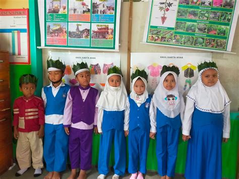 Bermain Membuat Mahkota Daun Nangka Berbasis Art Craft Bagi Anak Usia Dini Untuk Kecintaan Pada