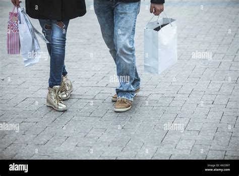 Couple Shopping Centre Hi Res Stock Photography And Images Alamy