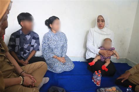 Bupati Ikfina Serahkan Bantuan Sembako Kepada Keluarga Berisiko Stunting