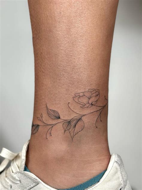 35 Delicate Fine Line Tattoos For Minimalist Women