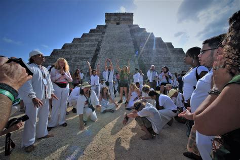 Equinoccio de Primavera en Chichén Itzá Turistas disfrutan el descenso