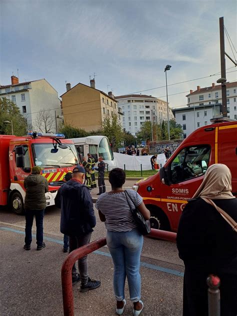 Lyon Un Pi Ton Tu Percut Par Un Tramway De La Ligne T