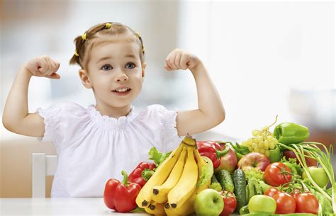 CÓMO ENSEÑAR A UN NIÑO A COMER SANO