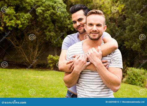 Abrazo Gay Sonriente De Los Pares Imagen De Archivo Imagen De Facial