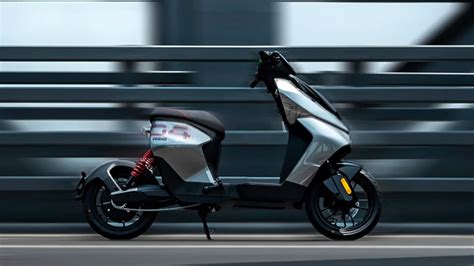 Besonderer Elektroroller Von Cfmoto Zeeho Ae I Mit Pedalen